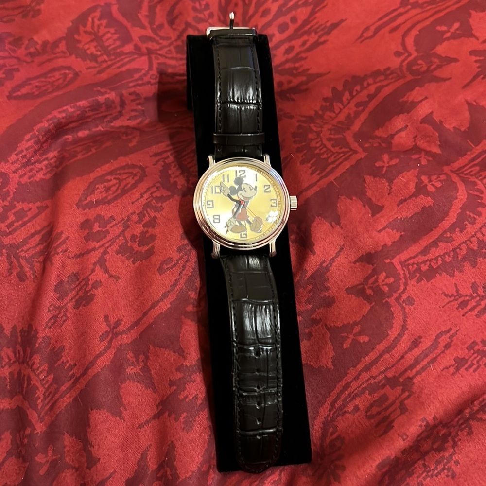 Disney Mickey Mouse leather band large face watch - Picture 4 of 4